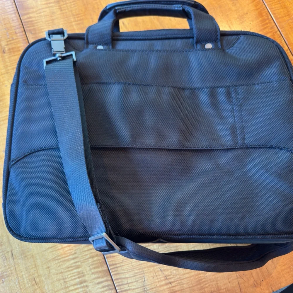 Targus Black Men's Laptop Messenger Bag with Shoulder Strap